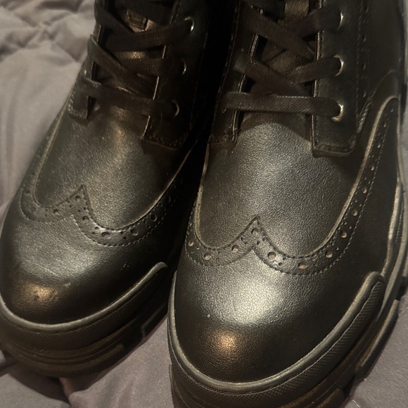 DKNY Men's Perforated Rubber Lug Sole Wingtip Boots - Picture 7 of 16